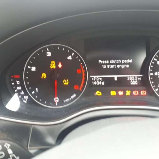 How do I know if my car brakes are faulty - image of warning lights on dashboard